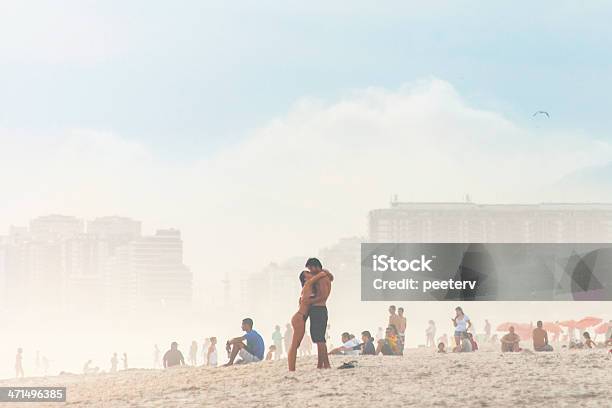 Praia Amor - Fotografias de stock e mais imagens de Abraçar - Abraçar, Amor, Ao Ar Livre