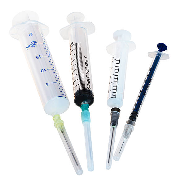 cuatro médicos jeringas vacías de plástico desechables - surgical needle syringe prick injecting fotografías e imágenes de stock