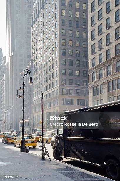 Photo libre de droit de Camion De Livraison Ups Dans Le Monde Entier La Ville De New York banque d'images et plus d'images libres de droit de Fret