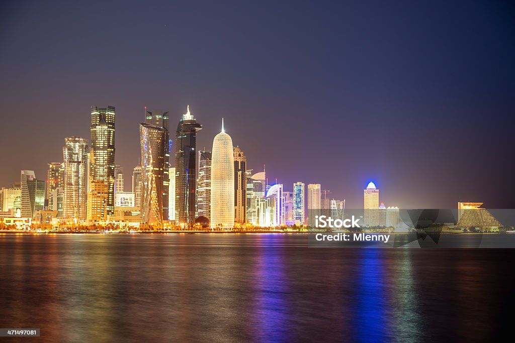 Vue nocturne sur les toits de Doha, au Qatar - Photo de Qatar libre de droits