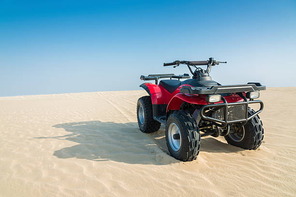 atv moto todo terreno, arena buggy en el desierto - off road vehicle quadbike desert dirt road fotografías e imágenes de stock