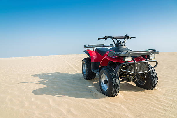 atv, quad in-dune di sabbia nel deserto - off road vehicle quadbike desert dirt road foto e immagini stock