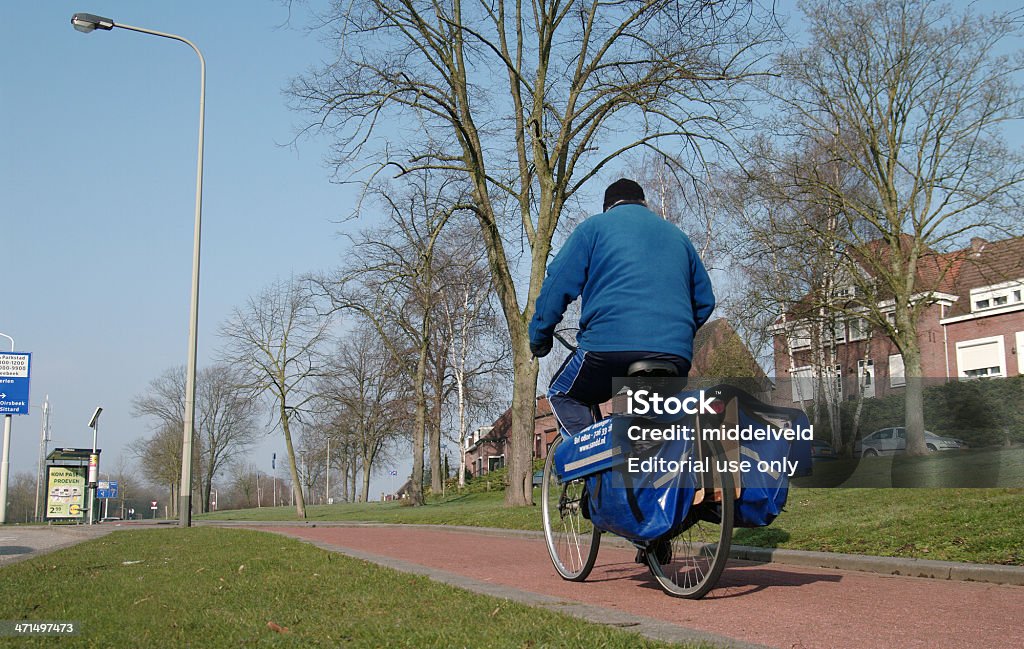 Carteiro em sua bicicleta - Foto de stock de 60 Anos royalty-free