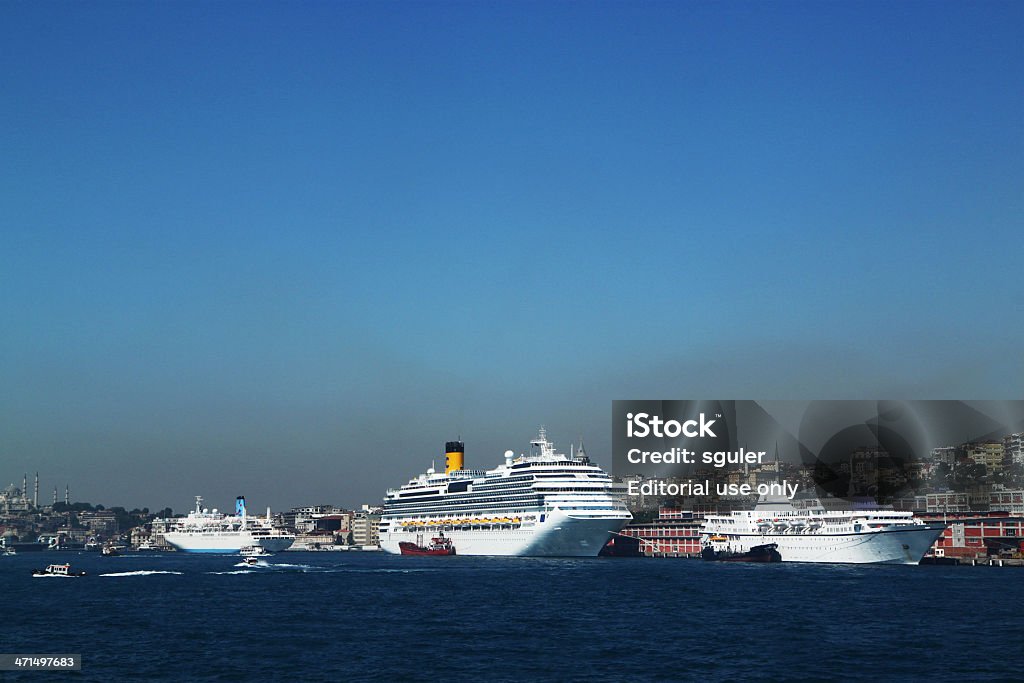 Круизный корабль в the Bosphorus, Стамбул - Стоковые фото Без людей роялти-фри