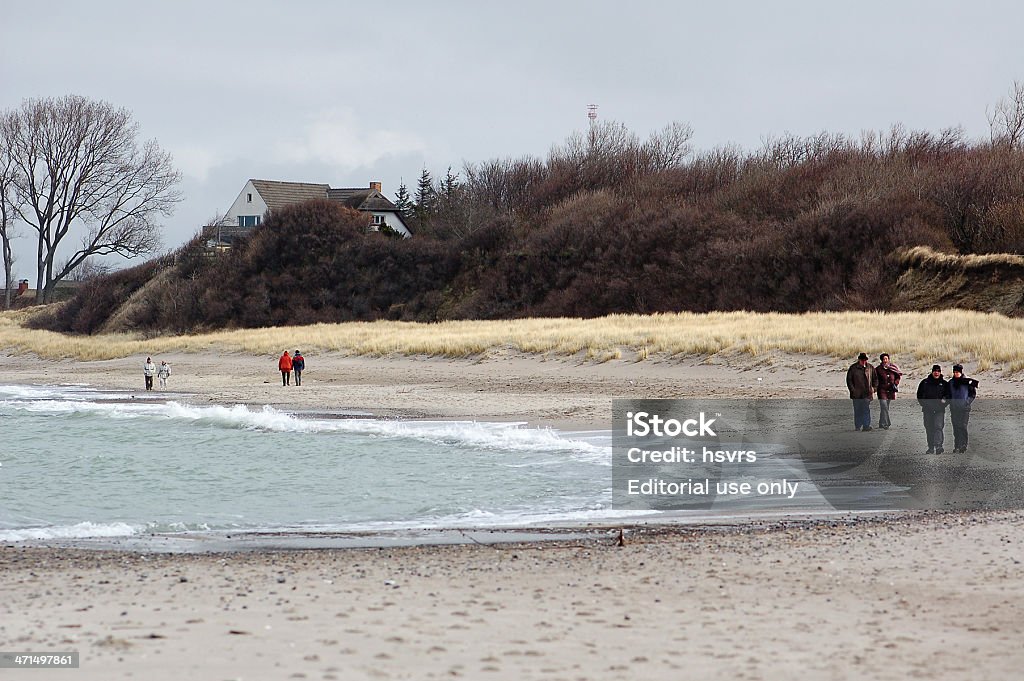Pessoas caminhando ao longo da praia no Mar Báltico Darss penínsulas - Foto de stock de Adulto royalty-free
