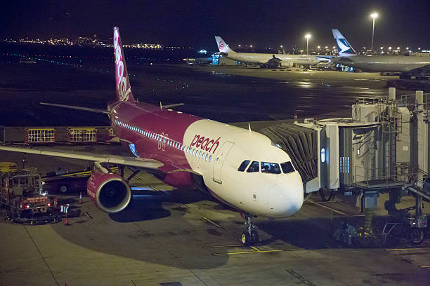 melocotón aviación airbus a320 - airbus named airline horizontal airplane fotografías e imágenes de stock