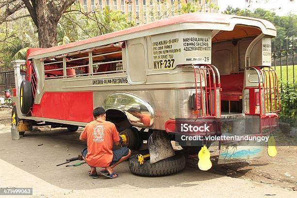 Photo libre de droit de Homme Fixation Jeepney Roue Philippines banque d'images et plus d'images libres de droit de Accroupi - Accroupi, Adulte, Asie