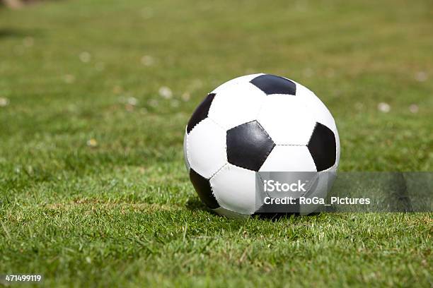 Klassische Schwarz Weiß Fußball Ball Liegen Auf Dem Sportplatz Stockfoto und mehr Bilder von Einzelner Gegenstand