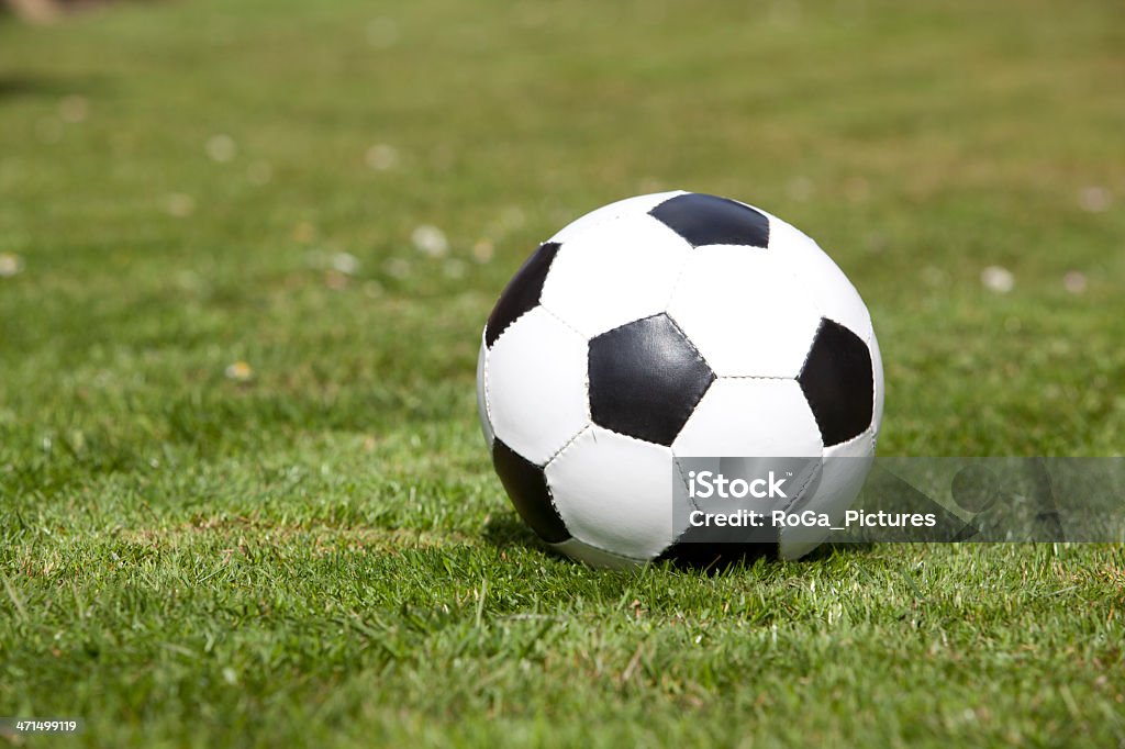 Preto clássico & branco, bola de futebol deitado no campo - Foto de stock de Atividade Recreativa royalty-free