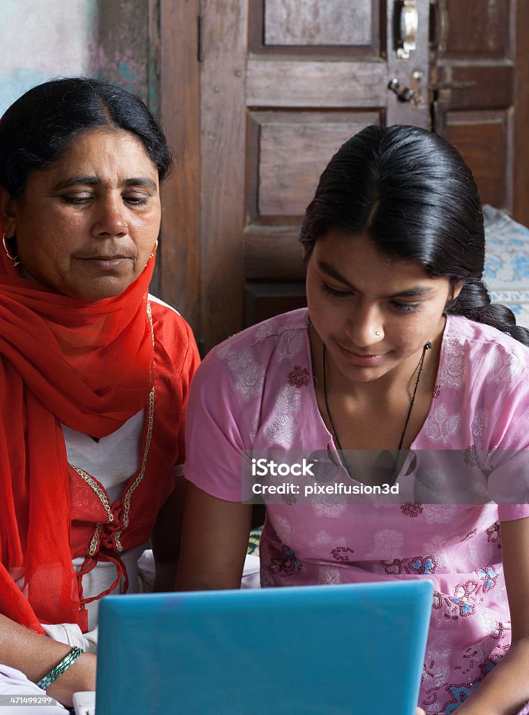 Ländliche indische Frau mit Laptop mit ihrer Tochter. - Lizenzfrei 20-24 Jahre Stock-Foto