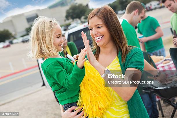 Podekscytowany Mama I Córka Dając Piątkę Na Tailgage Strony - zdjęcia stockowe i więcej obrazów Tailgate party
