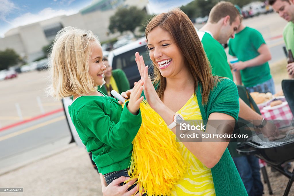 Entusiasmado mãe e filha a dar mais cinco "no" tailgage Festa - Royalty-free Piquenique na Traseira do Carro Foto de stock