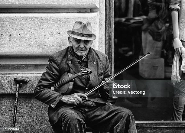 Старый Скрипач — стоковые фотографии и другие картинки Народ Рома - Народ Рома, Скрипка, Играть