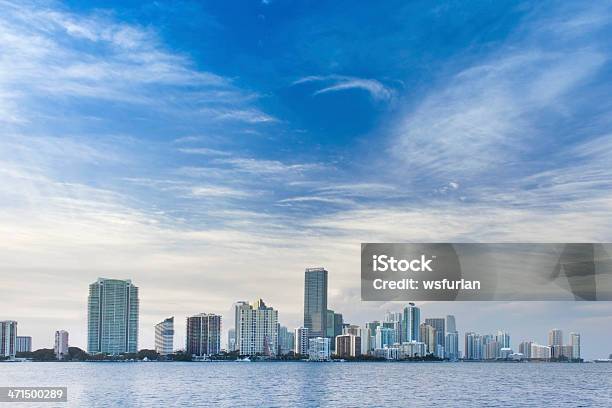 Horizonte De Miami Foto de stock y más banco de imágenes de Agua - Agua, Aire libre, Arquitectura exterior