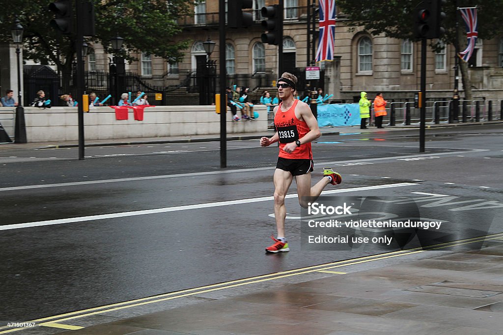 Runner в 2012 версии 10 км Лондонский Марафон - Стоковые фото London Marathon роялти-фри