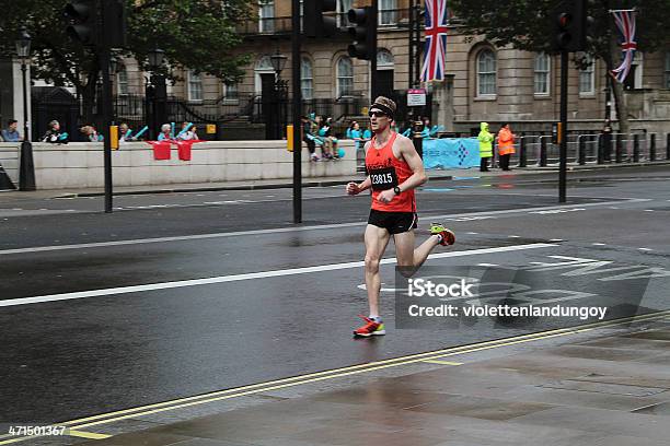 Runner В 2012 Версии 10 Км Лондонский Марафон — стоковые фотографии и другие картинки London Marathon - London Marathon, Бегать, Лондон - Англия