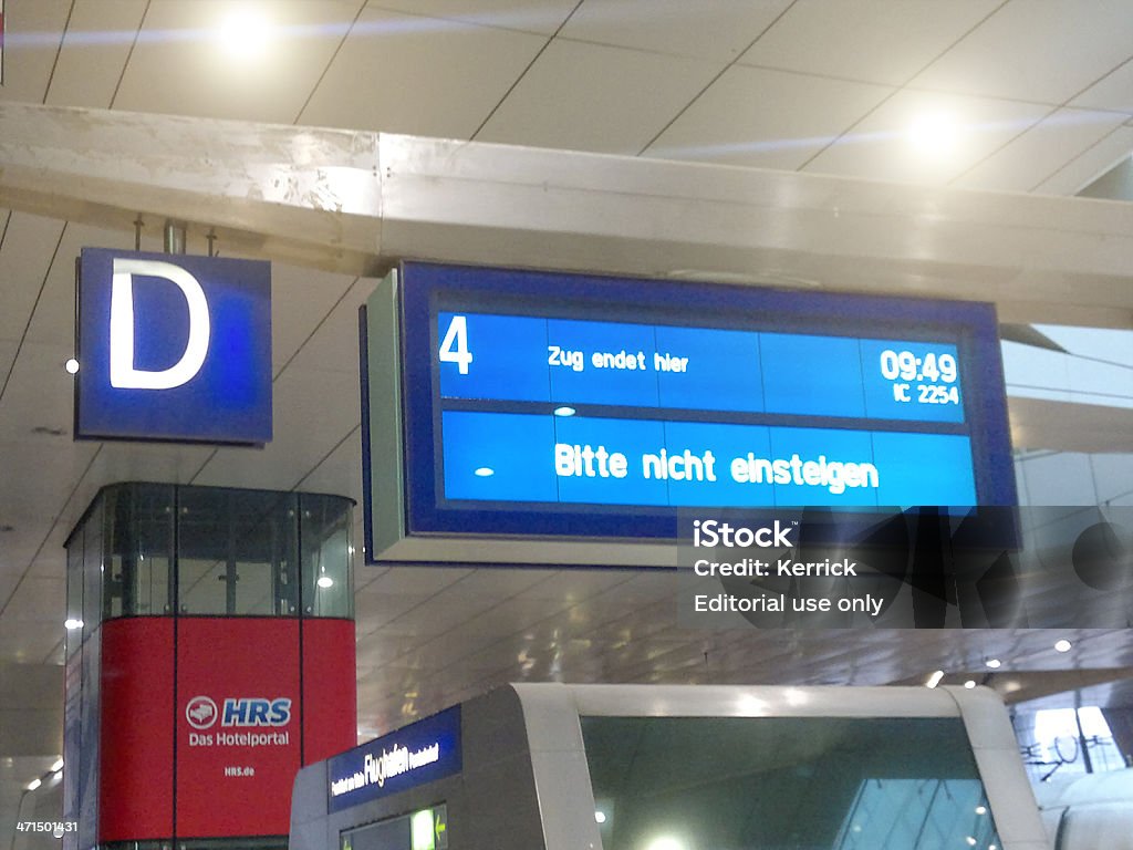 Panneau à railstation Frankfurt/M Bitte nicht einsteigen»" - Photo de Aboutissement libre de droits