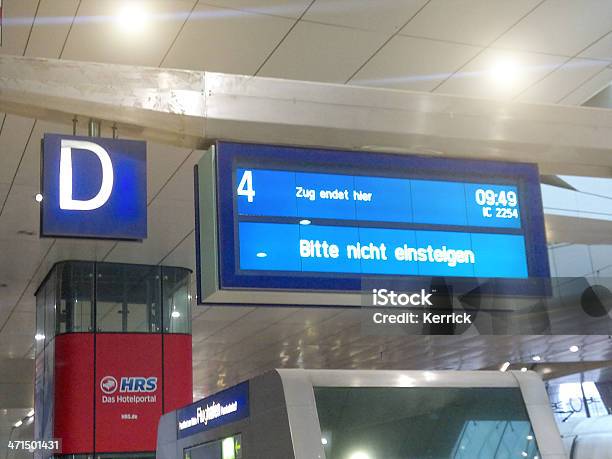 Photo libre de droit de Panneau À Railstation Frankfurt M Bitte Nicht Einsteigen banque d'images et plus d'images libres de droit de Aboutissement