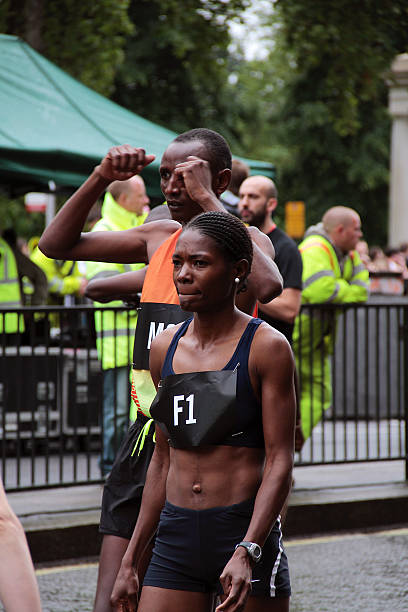 gli atleti professionisti che partecipano alla british 2012 10 k - london marathon foto e immagini stock