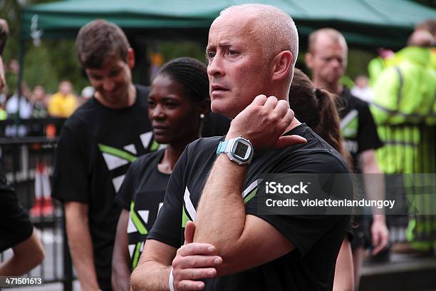 Uomo Preparando Per La British 2012 Corsa Di 10 Km - Fotografie stock e altre immagini di Nike - Marchio di design - Nike - Marchio di design, 10000 Metri, 2012