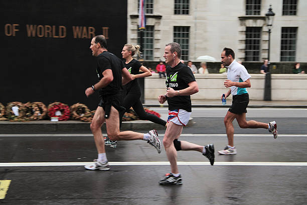 corridori di maratona di londra 2012 10 k - london marathon foto e immagini stock