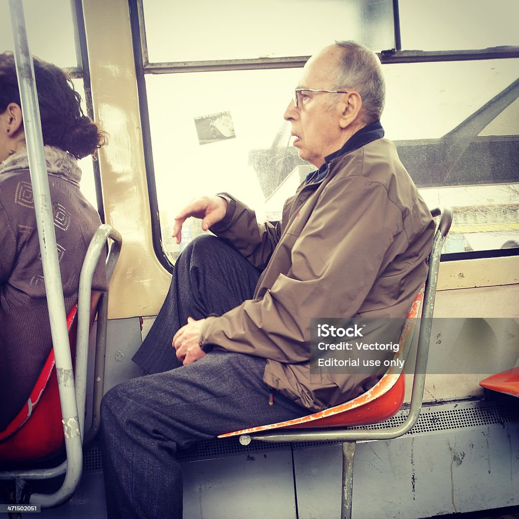男性が、古い路面電車で履く - 内部のロイヤリティフリーストックフォト