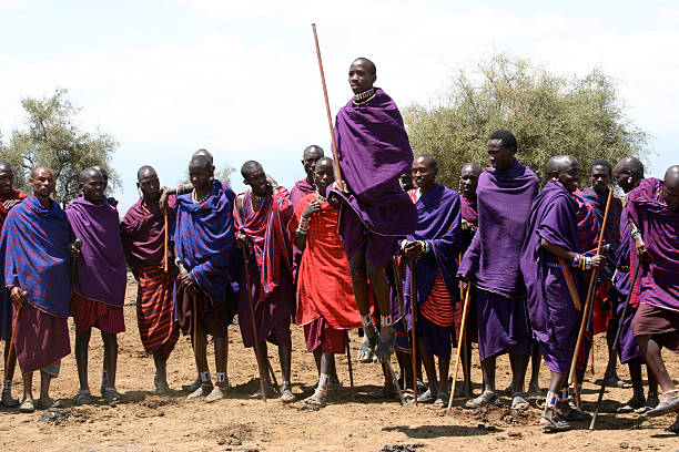 adumu: massai-jumping-tanz - masai africa dancing african culture stock-fotos und bilder