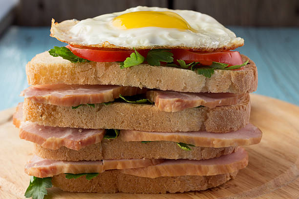 istock Sandwich with smoked pork, tomato and fried egg 471503634