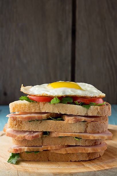 istock Sandwich with smoked pork, tomato and fried egg 471503638