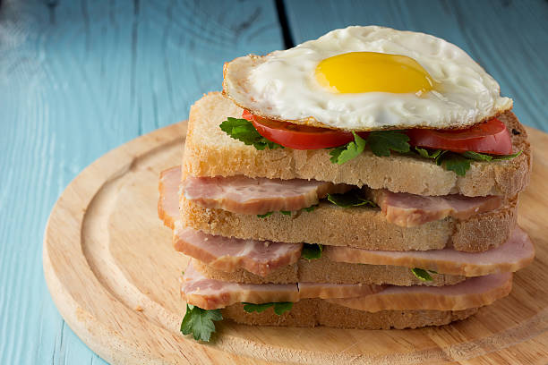 istock Sandwich with smoked pork, tomato and fried egg 471503640