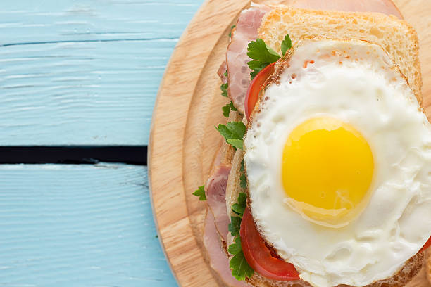 istock Sandwich with smoked pork, tomato and fried egg 471503644