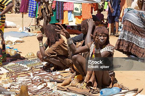 Mercado Tribal Africana Foto de stock y más banco de imágenes de Adulto - Adulto, Aire libre, Arte y artesanía