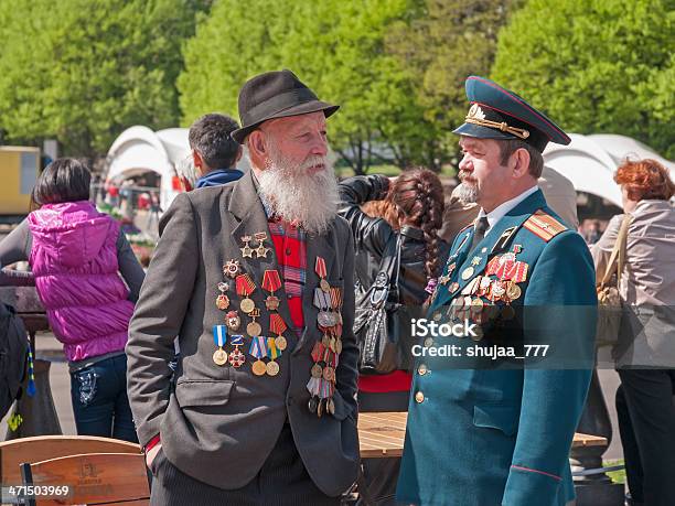 Dos De Los Veteranos De Guerra Decoradas Con Los Pedidos Y De Las Medallas Foto de stock y más banco de imágenes de Acontecimiento