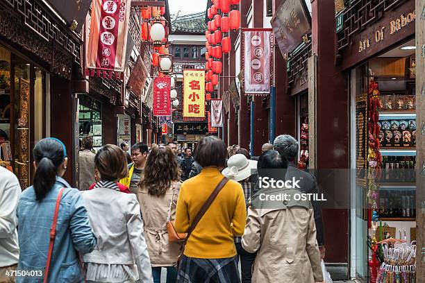 Gente Cammina Street Fang Bang Zhong Lu Città Vecchia Di Shanghai - Fotografie stock e altre immagini di Shanghai