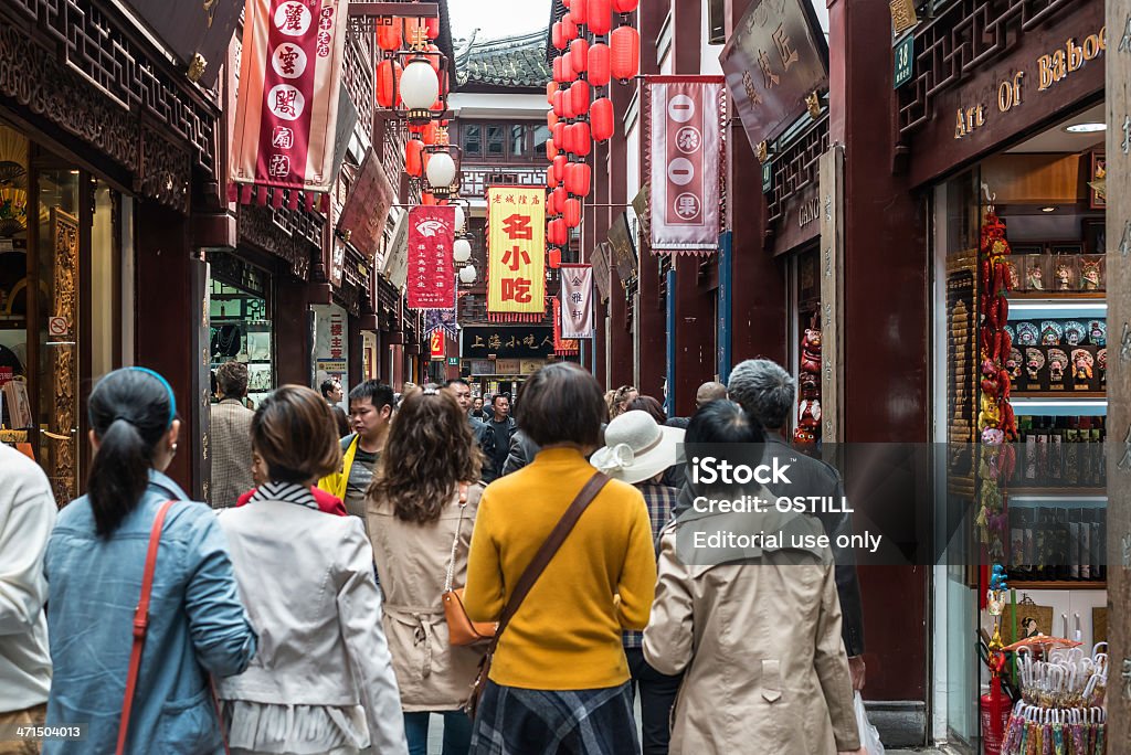 Pessoas caminhando rua Fang Bang Zhong Lu antiga cidade de Xangai - Foto de stock de Xangai royalty-free