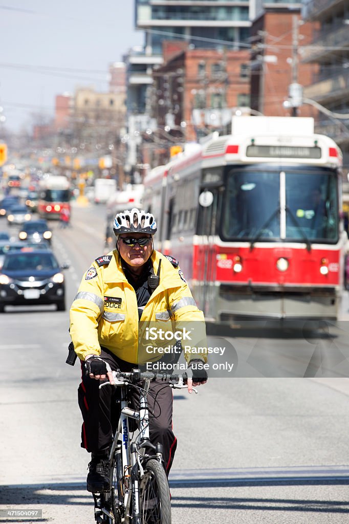 Toronto officier de Police sur un vélo - Photo de Jour libre de droits