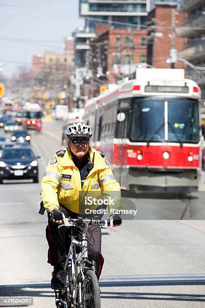 Photo libre de droit de Toronto Officier De Police Sur Un Vélo banque d'images et plus d'images libres de droit de Jour - Jour, Personne humaine, Personnes masculines