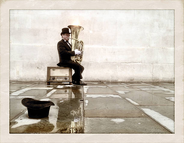 london busker spielen tuba - oompah band stock-fotos und bilder