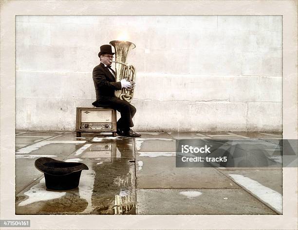 London Busker Jugando Tuba Foto de stock y más banco de imágenes de Excéntrico - Excéntrico, Tuba, Bombardino