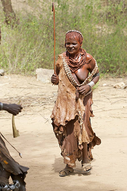 vecchia donna africana - dancing africa ethiopian culture ethiopia foto e immagini stock