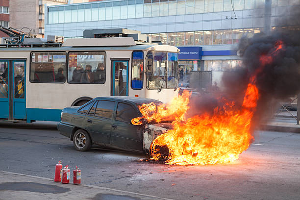 cartes de transport de passagers de brûler voiture - damaged car photos et images de collection