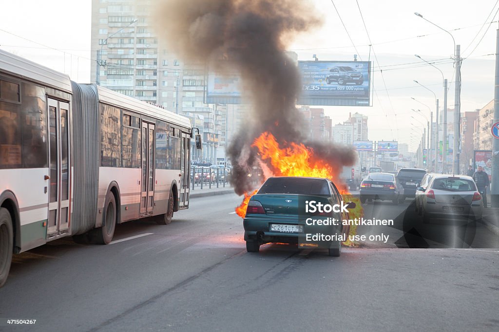 Autocarro de passageiros de cruzamento perto de queima de - Royalty-free Acidente - Conceito Foto de stock