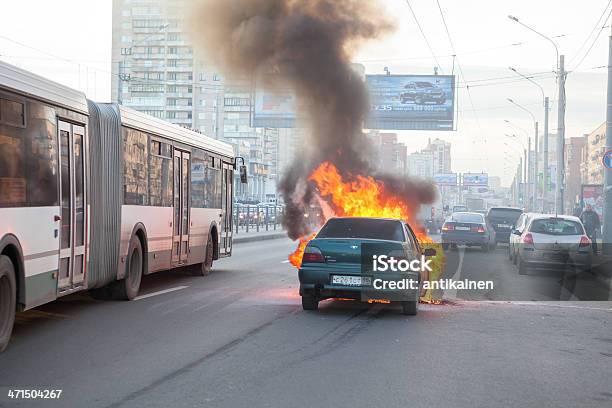 Autocarro De Passageiros De Cruzamento Perto De Queima De - Fotografias de stock e mais imagens de Acidente - Conceito