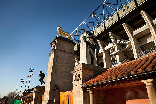 twickenham stadium (xxxl - floodlight blue sky day stock-fotos und bilder