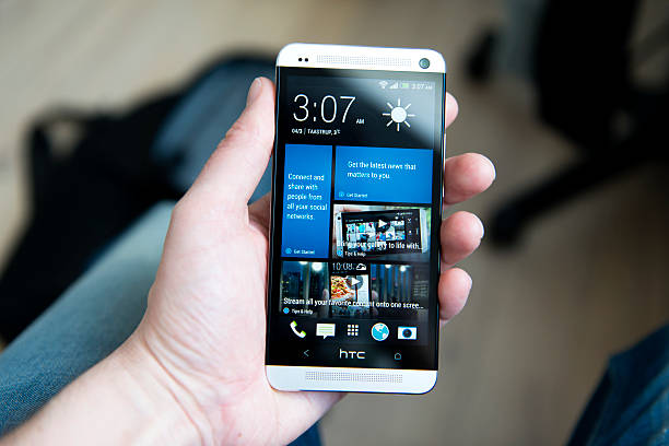 htc one-android 폰, 알루미늄 시체 - single object htc corporation number 1 telephone 뉴스 사진 이미지