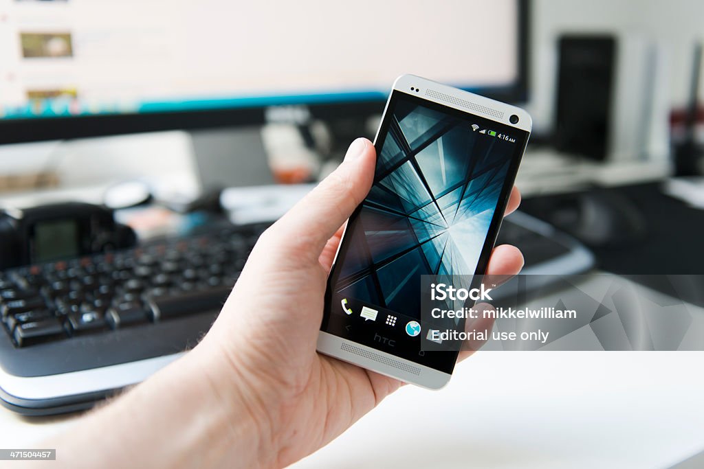 HTC 1 –Android 電話、アルミ製ボディ - AT&amp;Tのロイヤリティフリーストックフォト