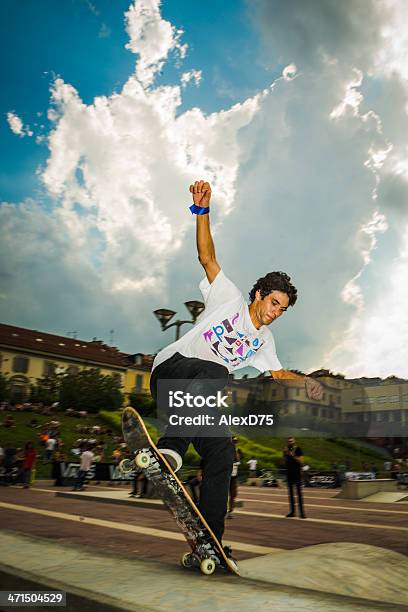 Skateboarder В Турин — стоковые фотографии и другие картинки Большой город - Большой город, Вертикальный, Городская жизнь