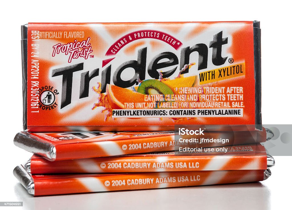 Trident toque Tropical gum - Foto de stock de Trident - Marca comercial royalty-free