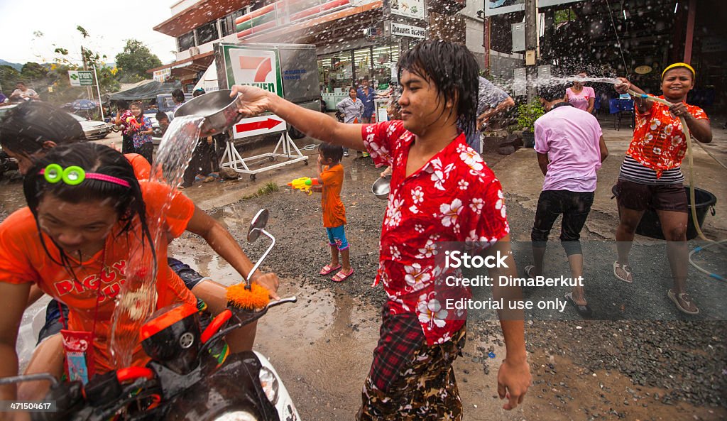 Pessoas celebrado Songkran Festival na Tailândia - Foto de stock de Abril royalty-free