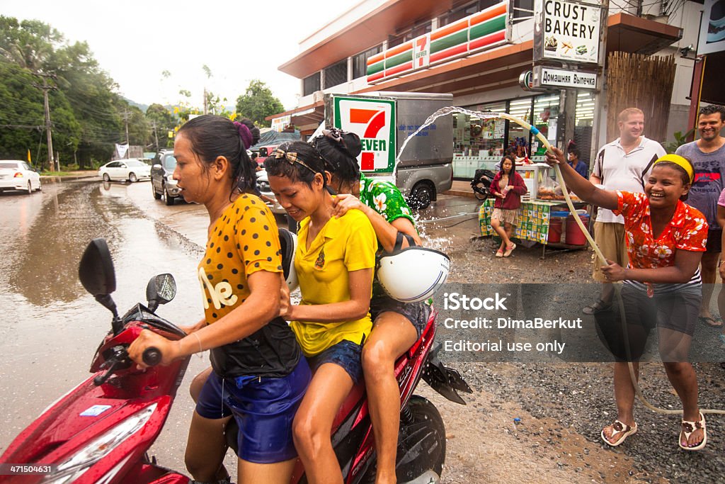 Personas famoso Festival Songkran en Tailandia - Foto de stock de Abril libre de derechos